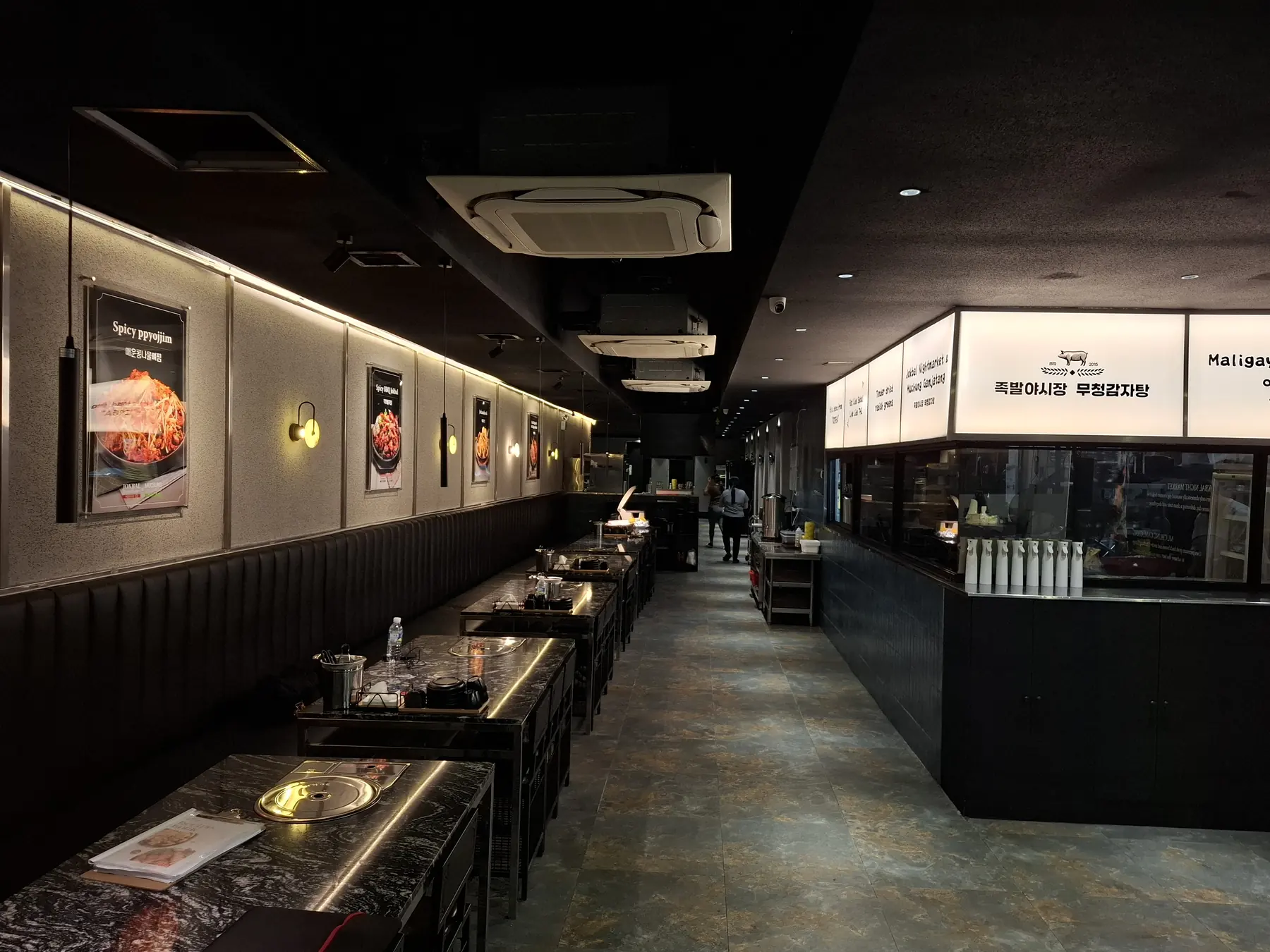 The main dining room, set for Korean gamjatang